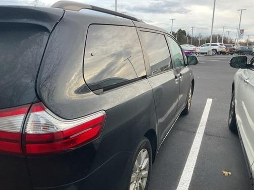 2017 Toyota Sienna XLE