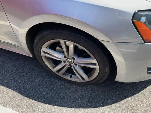 2015 Volkswagen Passat 1.8T Auto SE w/Sunroof & Nav