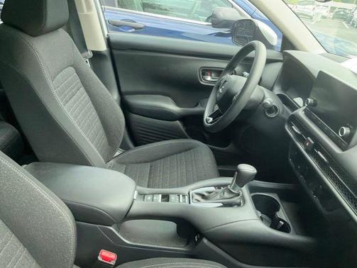 Platinum White Pearl 2023 Honda HR-V LX