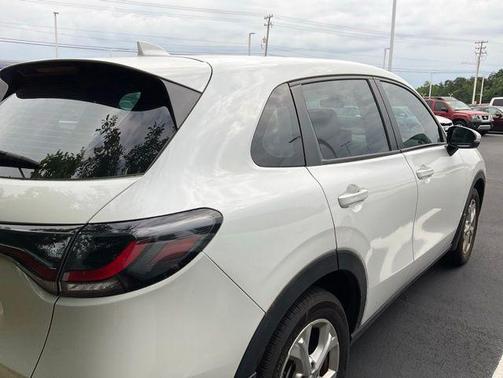 Platinum White Pearl 2023 Honda HR-V LX