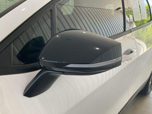 Glacial White Pearl 2023 Kia Sportage X-Line