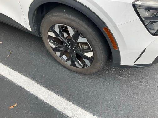 Glacial White Pearl 2023 Kia Sportage X-Line