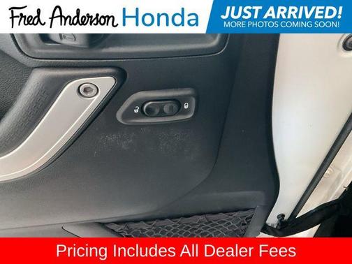 Bright White Clearcoat 2017 Jeep Wrangler Unlimited Sahara