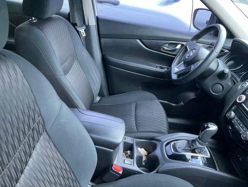 Pearl White 2018 Nissan Rogue SV