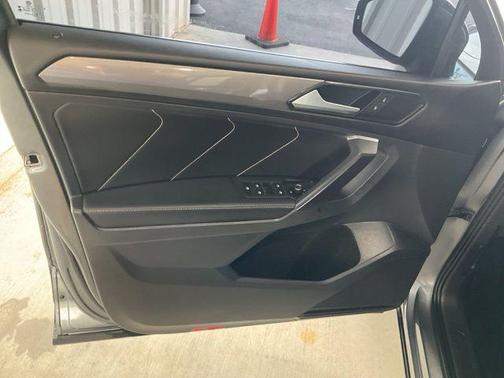 Platinum Gray Metallic 2023 Volkswagen Tiguan 2.0T SE
