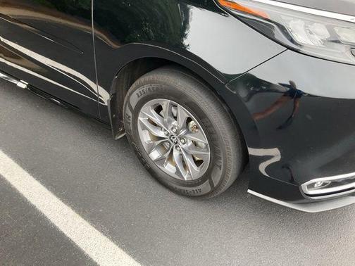 Midnight Black Metallic 2024 Toyota Sienna XLE