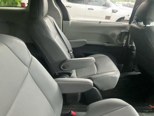 Midnight Black Metallic 2024 Toyota Sienna XLE