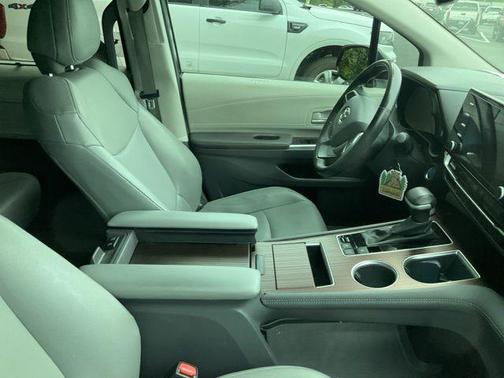 Midnight Black Metallic 2024 Toyota Sienna XLE