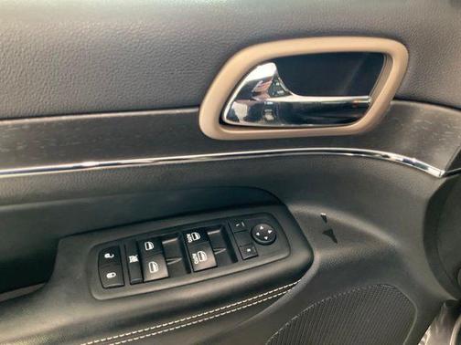 Granite Crystal Metallic Clearcoat 2017 Jeep Grand Cherokee Limited