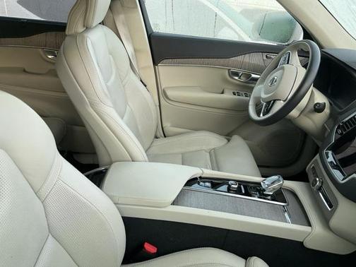 2024 Volvo XC90 B6 Ultimate Bright Theme 7-Seater