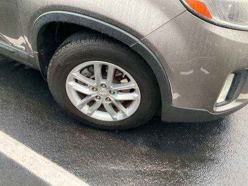 Titanium Silver 2014 Kia Sorento LX
