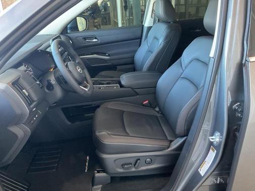 2025 Nissan Pathfinder SL FWD
