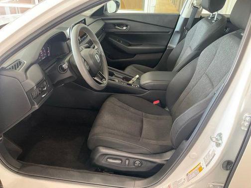 Platinum White 2025 Honda Accord SE