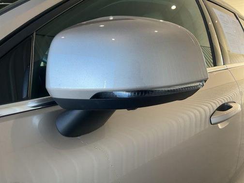 2024 Volvo XC40 B5 Plus Bright Theme