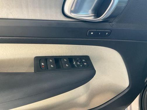 2024 Volvo XC40 B5 Plus Bright Theme