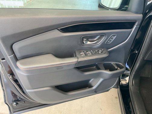 Crystal Black Pearl 2024 Honda Pilot TrailSport