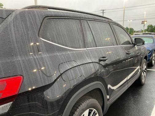 Deep Black Pearl 2026 Volkswagen Atlas 2.0T SE w/Technology