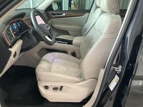Deep Black Pearl 2026 Volkswagen Atlas 2.0T SE w/Technology