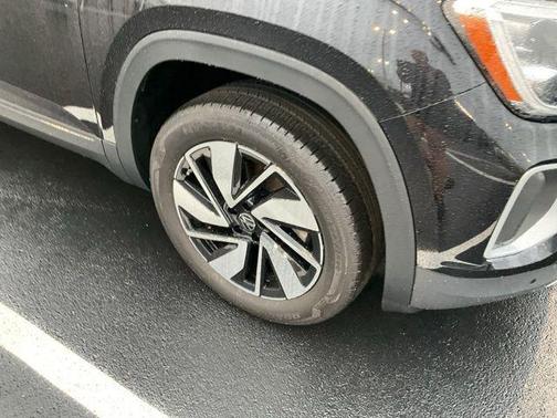 Deep Black Pearl 2026 Volkswagen Atlas 2.0T SE w/Technology