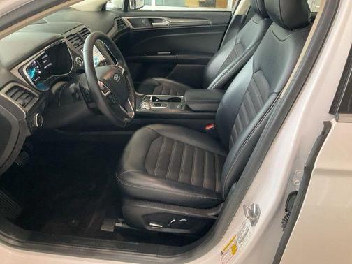 WHITE PLATINUM MET TRI-COAT 2017 Ford Fusion SE