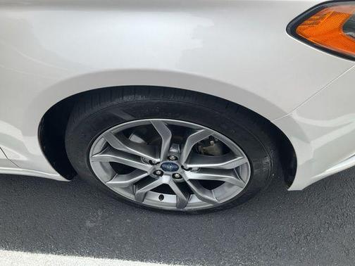 WHITE PLATINUM MET TRI-COAT 2017 Ford Fusion SE