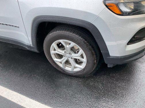 Silver Zynith Metallic Clearcoat 2024 Jeep Compass Latitude
