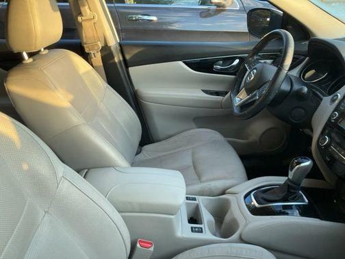 Pearl White 2018 Nissan Rogue Sport SL