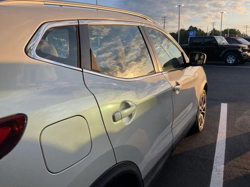 Pearl White 2018 Nissan Rogue Sport SL