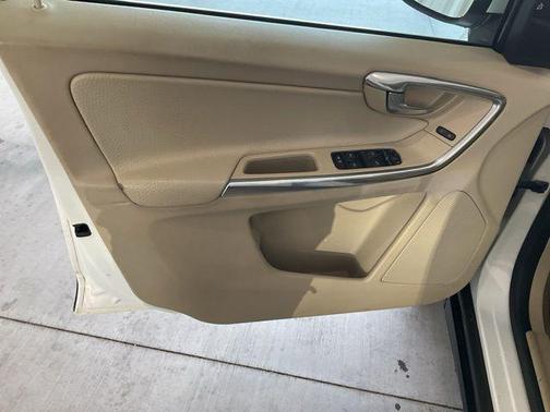 Ice White 2013 Volvo XC60 T6