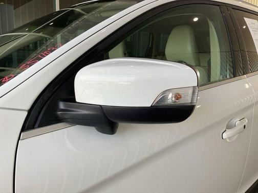 Ice White 2013 Volvo XC60 T6