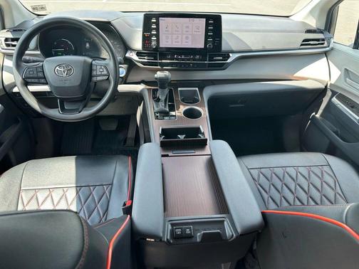 2024 Toyota Sienna LE