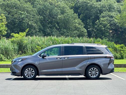 2024 Toyota Sienna LE