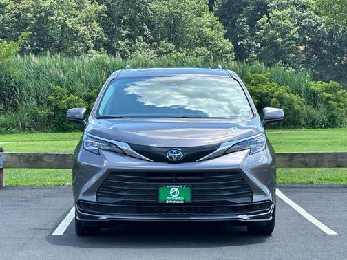 2024 Toyota Sienna LE