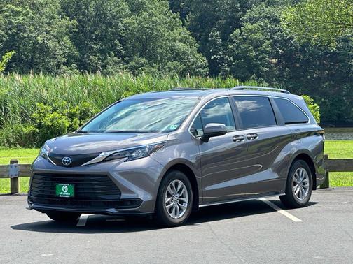 2024 Toyota Sienna LE