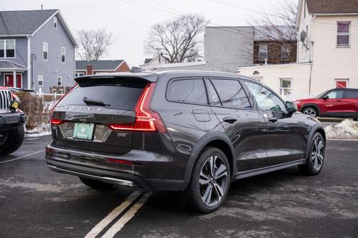 2025 Volvo V60 Cross Country Plus, B5 AWD Gas (mild hybrid)