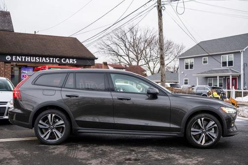 2025 Volvo V60 Cross Country Plus, B5 AWD Gas (mild hybrid)