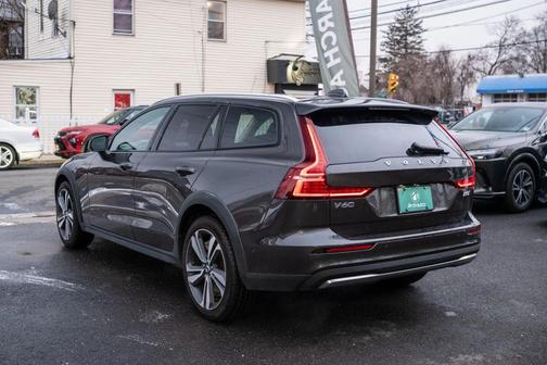 2025 Volvo V60 Cross Country Plus, B5 AWD Gas (mild hybrid)