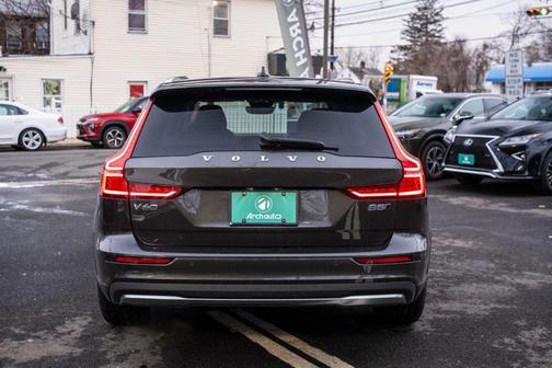 2025 Volvo V60 Cross Country Plus, B5 AWD Gas (mild hybrid)