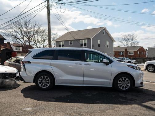 2025 Toyota Sienna XLE
