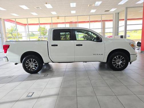 2023 Nissan Titan SV