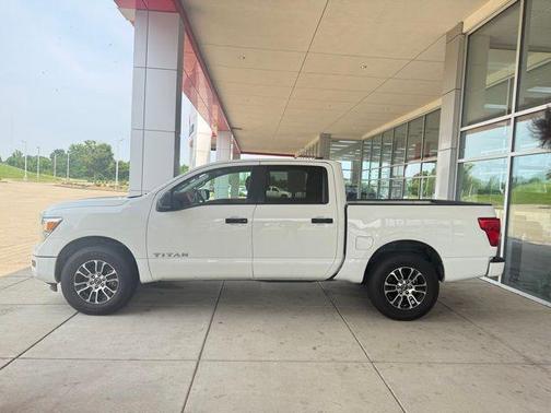 2023 Nissan Titan SV