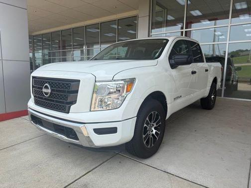 2023 Nissan Titan SV
