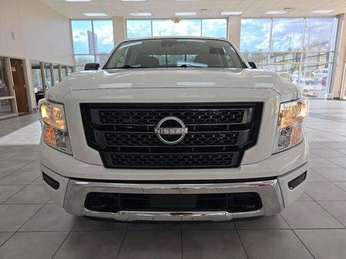 2023 Nissan Titan SV