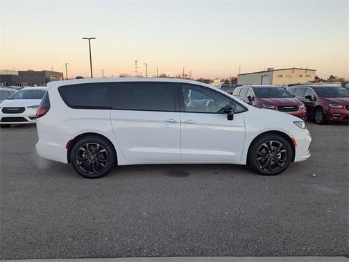 2026 Chrysler Pacifica L