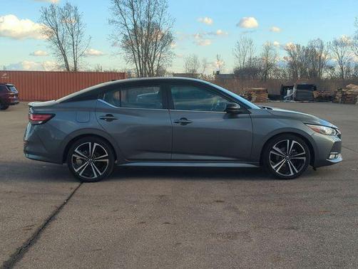 Gun Metallic/Super Black 2022 Nissan Sentra SR