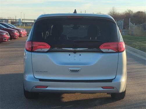 2024 Chrysler Voyager LX