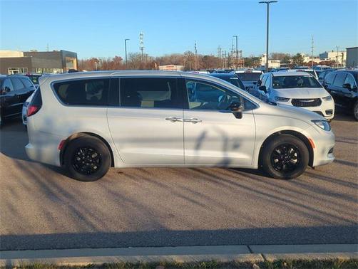 2024 Chrysler Voyager LX