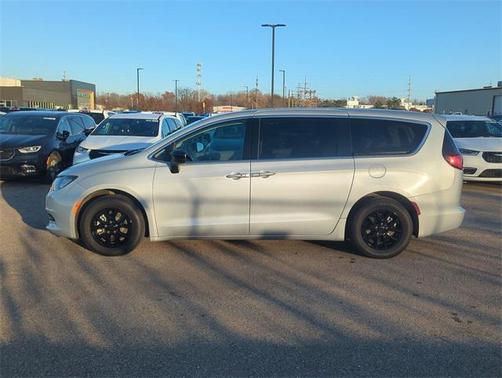 2024 Chrysler Voyager LX