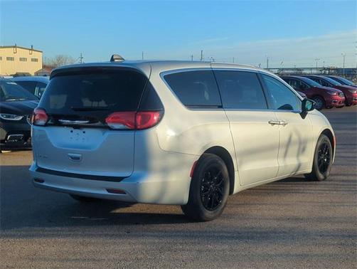 2024 Chrysler Voyager LX