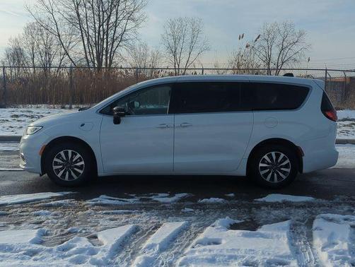 2024 Chrysler Pacifica Hybrid Select